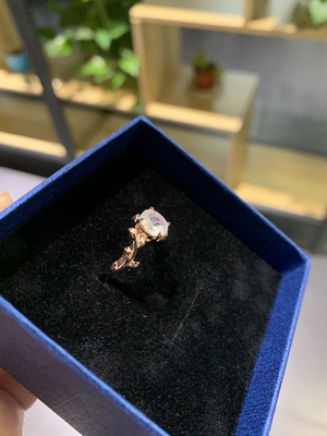 14Kローズの金ぱくの花のラウンド カットのMoonstoneの結婚指輪の婚約指輪