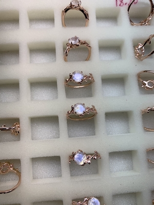 14Kローズの金ぱくの花のラウンド カットのMoonstoneの結婚指輪の婚約指輪