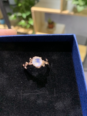 14Kローズの金ぱくの花のラウンド カットのMoonstoneの結婚指輪の婚約指輪