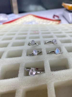 14Kローズの金のナシは可憐なMoonstoneの宝石類の簡単なMoonstoneリングを切った
