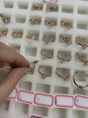14Kローズの金のナシは可憐なMoonstoneの宝石類の簡単なMoonstoneリングを切った