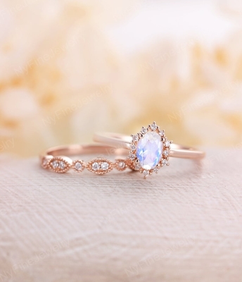 14Kローズの金の青く自然なMoonstoneリングはMoonstoneリングの積み重ねを置いた
