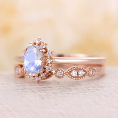 14Kローズの金の青く自然なMoonstoneリングはMoonstoneリングの積み重ねを置いた