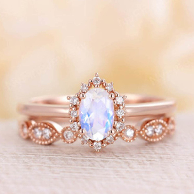 14Kローズの金の青く自然なMoonstoneリングはMoonstoneリングの積み重ねを置いた