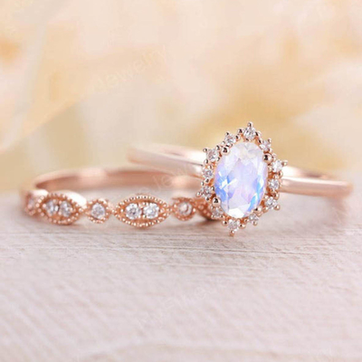 14Kローズの金の青く自然なMoonstoneリングはMoonstoneリングの積み重ねを置いた