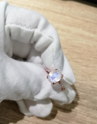 CZリング約束の女性記念日リングが付いている14Kホワイト ゴールドの楕円形の切られたMoonstone