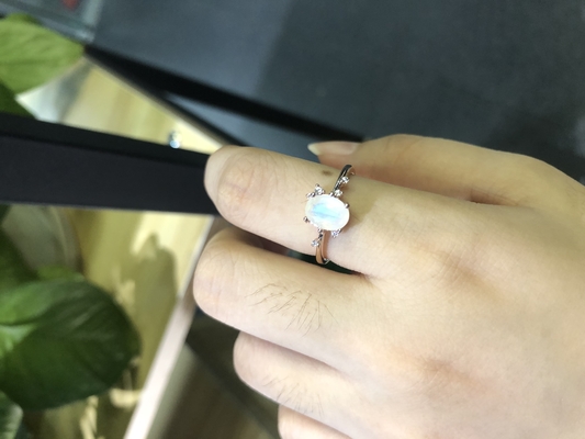CZリング約束の女性記念日リングが付いている14Kホワイト ゴールドの楕円形の切られたMoonstone
