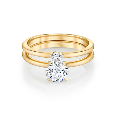 粋な宝石類リング黄色い純金のMoissaniteの婚約指輪は中心の切口のMoissaniteリング セットを置いた