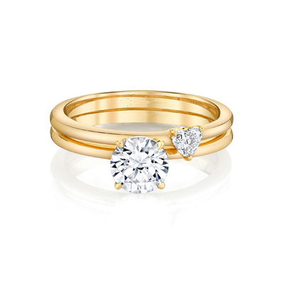 粋な宝石類リング黄色い純金のMoissaniteの婚約指輪は中心の切口のMoissaniteリング セットを置いた