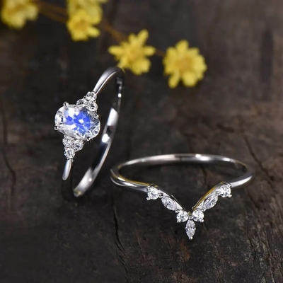 925純銀製の虹のMoonstoneの宝石類の楕円形は女性のための型のMoonstoneの婚約指輪を切った