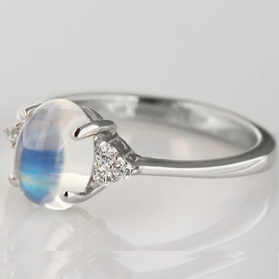 925純銀製の虹のMoonstoneの宝石類の楕円形は女性のための型のMoonstoneの婚約指輪を切った