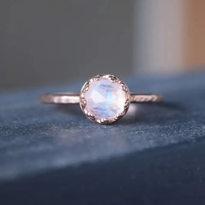ローズの金は純銀製の虹によって彫面を切り出されたMoonstoneの宝石類のナシがハローのMoonstone及びCZの婚約指輪を切った925をめっきした