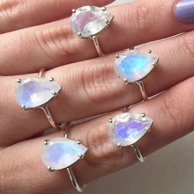 一致する女性925の純銀製のMoonstoneリング中心の形の宝石用原石の珍味のための粋なリング リングを積み重ねる