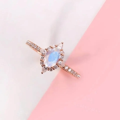 最も新しいローズの金張り925の純銀製の宝石類の楕円形は青いMoonstoneの婚約指輪を切った