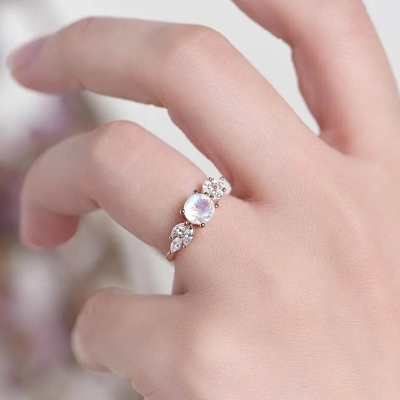 925純銀製ローズの金1つのカラットの花のハロー リング虹のMoonstoneリング