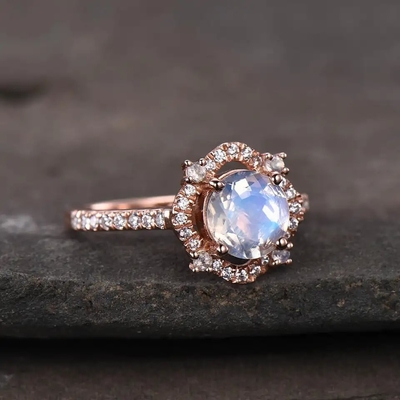 925純銀製の彫面を切り出された虹のMoonstoneの婚約指輪のあたりの自然な宝石用原石の宝石類