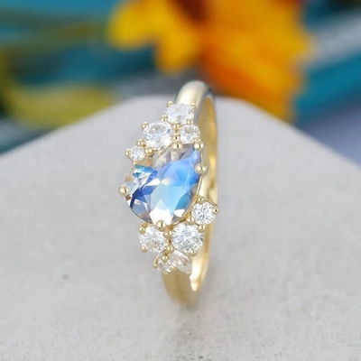 14Kイエロー・ゴールドの女性の西洋ナシ形のMoonstoneの婚約指輪のための花嫁の旧式な約束記念日のギフト