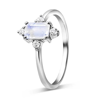 ホワイト ゴールドのめっきされたエメラルドは青いMoonstoneの婚約指輪の純銀製を切った