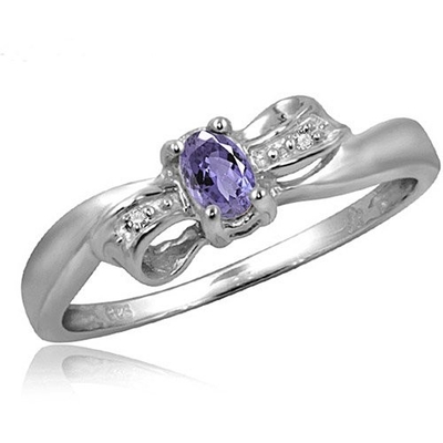 白いダイヤモンドのアクセントの純銀製リング宝石類との0.25カラットTanzanite