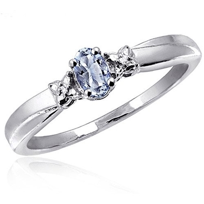 白いダイヤモンドのアクセントの純銀製リング宝石類との0.25カラットTanzanite