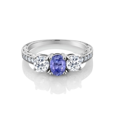 白いダイヤモンドのアクセントの純銀製リング宝石類との0.25カラットTanzanite