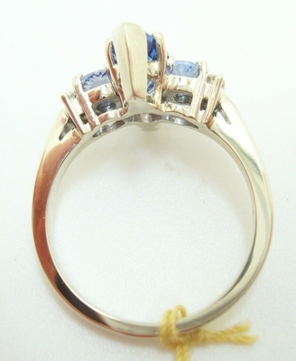 3白い925セットの純銀製が付いているTanzaniteによって囲まれる結婚指輪