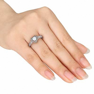 5.0mmのハート形のオパールおよび1/8 CT。純銀製のT.W. Diamond Frameリング