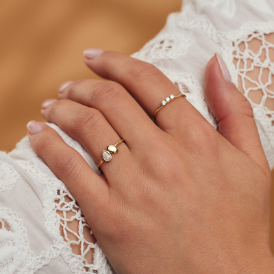 0.75個のカラットの楕円形のダイヤモンドが付いているAimeeのダイヤモンドの婚約指輪