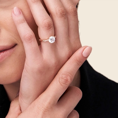9kイエロー・ゴールドの小柄い歪んだツルのダイヤモンドの婚約指輪