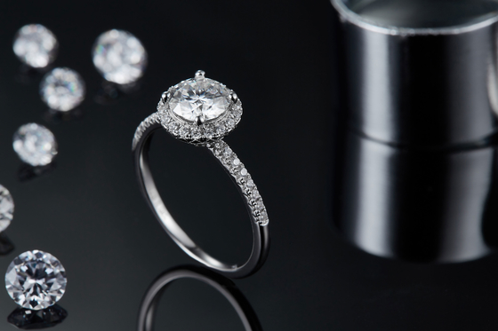 定形可憐なバンド リングのあたりの925の純銀製の宝石類のダイヤモンドのMoissaniteの婚約指輪
