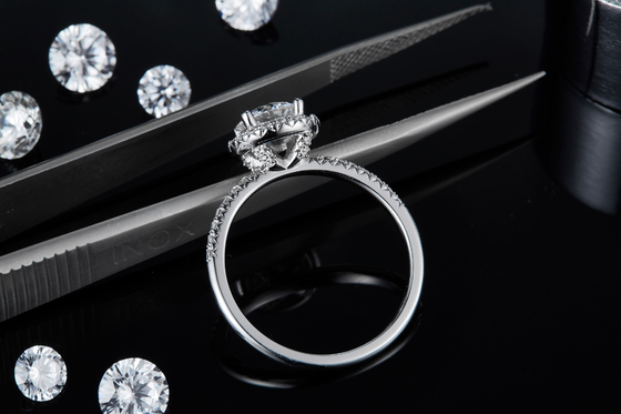 定形可憐なバンド リングのあたりの925の純銀製の宝石類のダイヤモンドのMoissaniteの婚約指輪