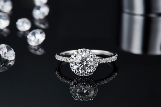 定形可憐なバンド リングのあたりの925の純銀製の宝石類のダイヤモンドのMoissaniteの婚約指輪