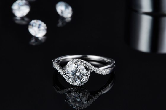 簡単な到着S925の明るい配置の女性の無限ラウンド カットのMoissaniteのリボンのねじれの結婚式の婚約指輪
