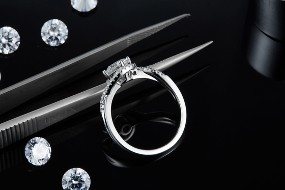 簡単な到着S925の明るい配置の女性の無限ラウンド カットのMoissaniteのリボンのねじれの結婚式の婚約指輪