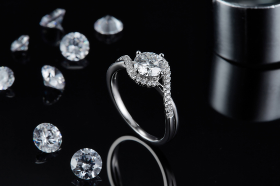 簡単な到着S925の明るい配置の女性の無限ラウンド カットのMoissaniteのリボンのねじれの結婚式の婚約指輪