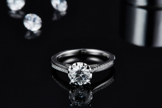 最小主義の注文のダイヤモンドのMoissaniteの婚約指輪は女性のためのリングを約束する