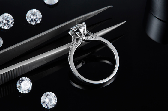 最小主義の注文のダイヤモンドのMoissaniteの婚約指輪は女性のためのリングを約束する