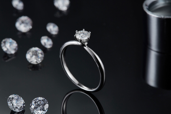 Moissaniteの卸し売り宝石類925の純銀製の結婚の約束のMoissaniteのダイヤモンド指輪