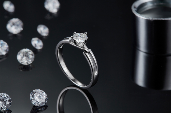 白い四角MoissaniteおよびサファイアのPlatineveのダイヤモンドの宝石類の女性はSilver1.94CTWと鳴る
