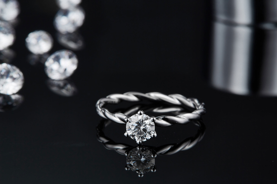 女性のためのMoissaniteの約束は一定のダイヤモンドを鳴らし、サファイアの結婚指輪のホワイト ゴールドは舗装する