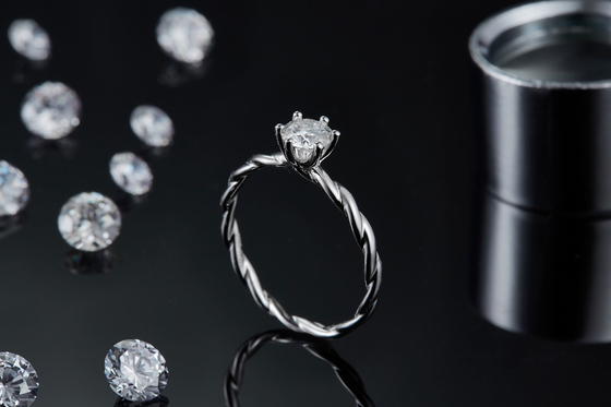 女性のためのMoissaniteの約束は一定のダイヤモンドを鳴らし、サファイアの結婚指輪のホワイト ゴールドは舗装する