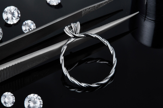 女性のためのMoissaniteの約束は一定のダイヤモンドを鳴らし、サファイアの結婚指輪のホワイト ゴールドは舗装する