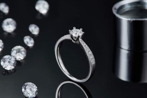 Milgrain Moissaniteの婚約指輪14Kのホワイト ゴールドのMoissaniteリング型の婚約指輪