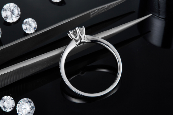 Milgrain Moissaniteの婚約指輪14Kのホワイト ゴールドのMoissaniteリング型の婚約指輪