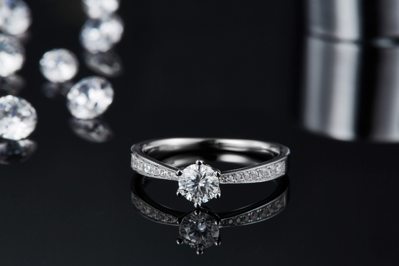 Milgrain Moissaniteの婚約指輪14Kのホワイト ゴールドのMoissaniteリング型の婚約指輪