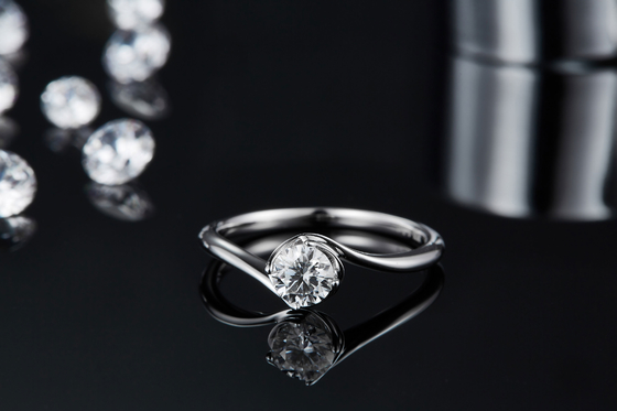 ホワイト ゴールド14のカラットの実験室によって育てられたMoissanite型はMoissaniteの約束のダイヤモンドの宝石類リングを促した