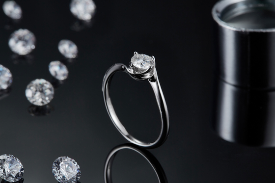 ホワイト ゴールド14のカラットの実験室によって育てられたMoissanite型はMoissaniteの約束のダイヤモンドの宝石類リングを促した