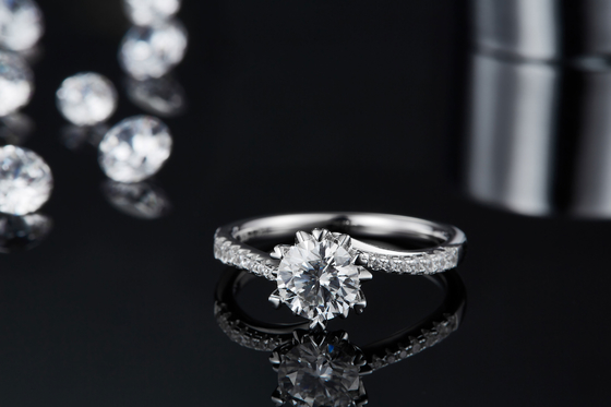 1.30CT白人のMoissaniteはおよびサファイアのPlatineve CZの宝石類の約束の女性鳴る