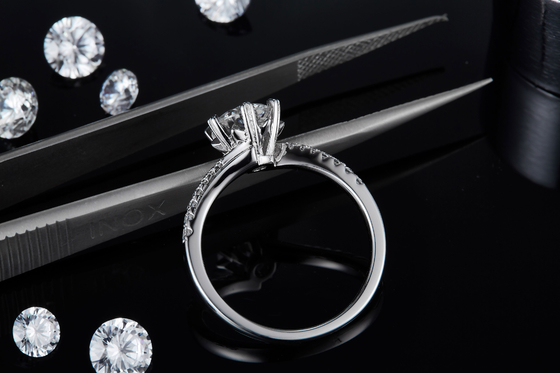 1.30CT白人のMoissaniteはおよびサファイアのPlatineve CZの宝石類の約束の女性鳴る