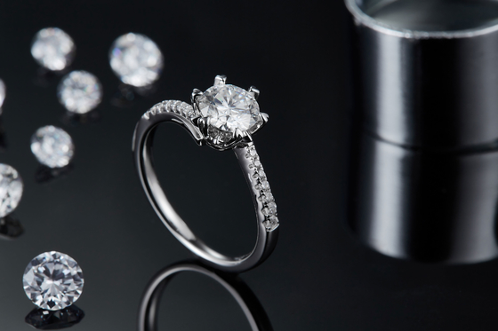 1.30CT白人のMoissaniteはおよびサファイアのPlatineve CZの宝石類の約束の女性鳴る